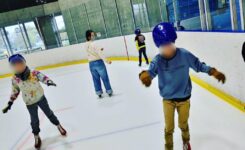 グループ活動でアイススケートへ 体験型フリースクール「みんなのおうち」