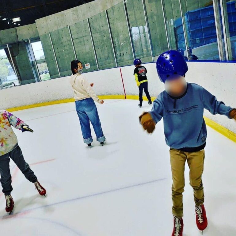 グループ活動でアイススケートへ 体験型フリースクール「みんなのおうち」
